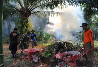 Gotong royong wujud kebersamaan yang terus ditanamkan anggota Satgas TMMD kepada warga Cinta Makmur