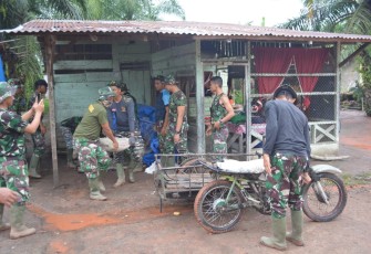 Satgas Bawa Material Pakai Bentor