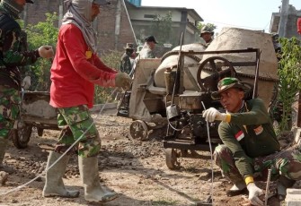 Sertu Sarmidi Sosok TNI Tukang Yang Diandalkan di Pembangunan Jalan TMMD
