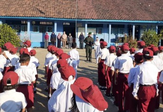 Babinsa Serma Paijan Menjadi Inspektur Upacara Bendera 