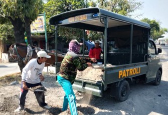 Mobil patroli Digunakan Untuk Melangsir Material
