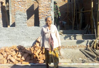 Tangis Haru Mbah Sumini Rumahnya Direhab Tentara