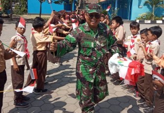 TNI Latih Anak Anak Sambut Tamu Undangan di Upacara Penutupan TMMD