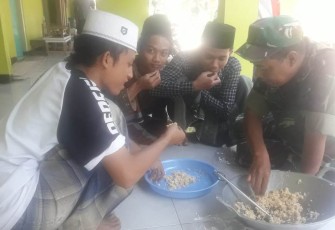 Tentara Satgas TMMD Rasakan Makan Bersama Ala Santri
