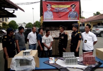 Konferensi Pers Kapolres Labuhan Batu AKBP Frido Situmorang  