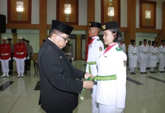 Plt Wali Kota Blitar Santoso Saat Mengukuhkan Anggota Paskibraka Kota Blitar Tahun 2019