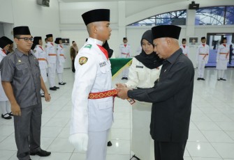 Plt Bupati Asahan  Surya  Kukuhkan Paskibraka Peringatan HUT RI Ke 74 