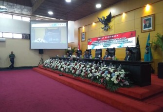 Bupati Blitar Rijanto Dalam Paripurna DPRD Kota Dan DPRD Kabupaten Blitar Mendengarkan Pidato Kenegaraan Presiden Republik Indonesia Di HUT RI Ke 74