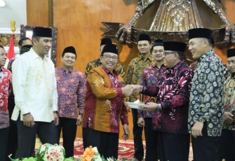 Bupati Rijanto Memberikan Nasi Tumpeng Kepada Plt Wali Kota Blitar Santoso