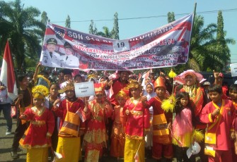 Pawai Dengan Pakaian Adat 