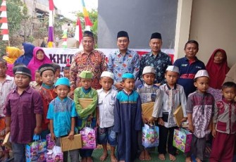 Kepala Desa Pabuaran Nul Hakim Dan Camat Salem Nur Ari HY  Foto Bersama Anak Anak 