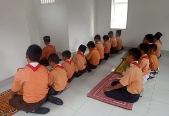 Siswa SDN 02 Rantau Utara Sedang Menjalankan Ibadah 