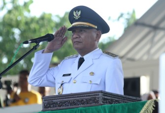 Plt Bupati Asahan Surya saat bertindak sebagai Inspektur Upacara