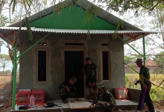 Pemasangan Pintu dan Jendela TMMD Kronjo