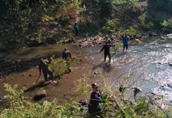 Koramil 01 Kota Bersama Relawan Bengawan Solo Maksimalkan Aliran Sungai Kalikuning