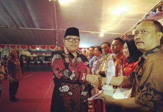 Plt Walikota Blitar Santoso saat memberikan hadiah kepada pemenang perlombaan peringatan HUT RI ke-74 tahun 2019 di Kota Blitar.