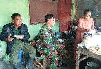 Warung Pojok Milik Mbah Parti Makin Ramai Dikunjungi Tentara