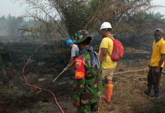 Babinsa saat turun ke lokasi kebakaran