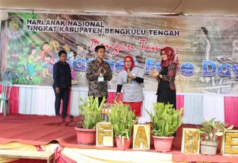 Staf Ahli Bidang Kemasyarkatan Dan SDM Drs Hj Martini Buka Perayaan Hari Anak Nasional Tingat Kabupaten 