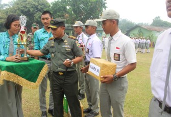 Penyerahan piala oleh Dandim 0209/Lb Letkol inf Santoso