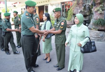 Komandan Komando Distrik Militer Letkol Kav Minarso SIP Berikan Penghargaan Kepada Tiga Prajuritnya  Yang Telah Masuk Masa Persiapan Pensiun