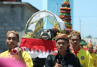 Ritual Larung Sesaji di pantai Tambakrejo Wonotirto Kabupaten Blitar.