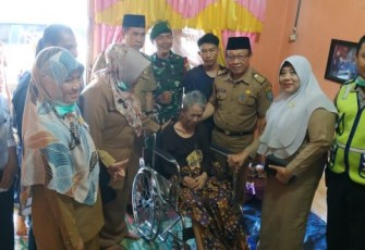 Kadinsos Kota Bengkulu Syahrul Tamzie Salurkan Bantuan Kursi Roda Pada Syariah  Penderita Stroke