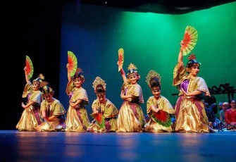 Pertunjukan Seni Tari Yang Dimainkan Grub Tari Asal Kabupaten Blitar di Amerika Serikat