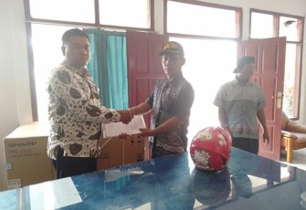 Kabid Pengembangan Pelaku Usaha Perikanan Dinas Perikanan Kabupaten Bengkulu Selatan Pedi Maryanto Salurkan Bantuan Freezer Pada Koperasi Nelayan Mina Abadi