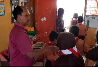 Sholihin saat mengajar