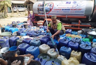 Distribusi Air Bersih Komunitas Brebes Aja Klalen