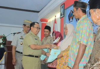 Bupati Rijanto saat membagikan sertifikat tanah kepada masyarakat Desa Bacem Kecamatan Ponggok Kabupaten Blitar.