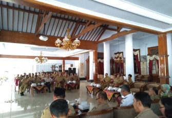 Bupati Blitar Rijanto saat mendengarkan pemaparan OPD Pemkab Blitar terkait persiapan penilaian SAKIP oleh pemerintah pusat.