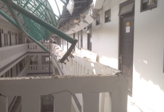 Kondisi atap pembatas gedung yang roboh