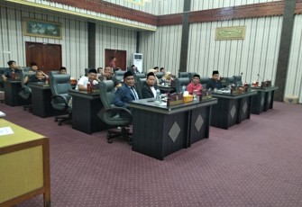 Para anggota DPRK Aceh Singkil mengikuti sidang paripurna yang dilaksanakan di gedung dewan setempat.