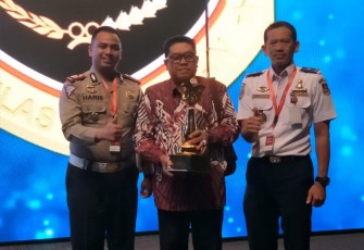Plt Walikota Blitar Santoso (tengah) didampingi Kadishub Kota Blitar Priyo Suhartono dan Kasat Lantas Polres Blitar Kota AKP Haris Darma saat menerima penghargaan Wahana Tata Nugraha.