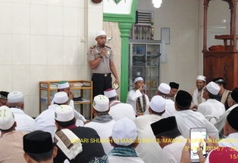 Kabag Ops Akp Syukrif saat memberi pemahaman tentang bahaya Radikalisme dan Terorisme serta Bahaya Narkoba dalam safari subuh.