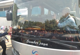 Sekretaris Daerah Pemkot Blitar Rudy Wijonarko (didalam Bis sisi kiri) saat menempelkan stiker penanda Lolos Uji KIR.