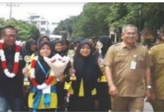 Tim Marching Band Gita Batee Kureng SMPN 1 Bireuen saat disambut meriah serta diarak keliling jalan utama pusat kota kabupaten.