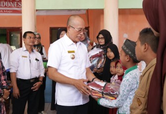 Bupati Bengkulu Selatan Gusnan Mulyadi Bagikan Seragam Gratis Pada Siswa 