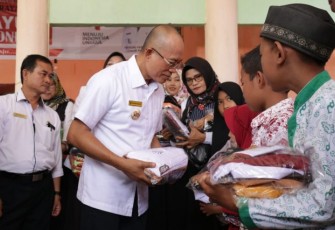 Bupati Bengkulu Selatan Gusnan Mulyadi Bagikan Seragam Gratis Pada Siswa Kurang Mampu