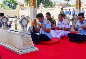 Panglima TNI Lakukan Doa dan Tabur Bunga di Makam Panglima Sudirman