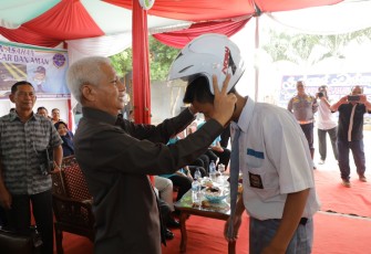 Plt Bupati Asahan Berikan Helm Kepada Siswa-Siswi SMA