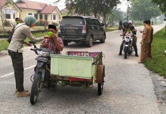 Pihak Pemkab Aceh Singkil membagikan masker kepada para pengguna jalan di Singkil.