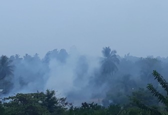Asap dari pembakaran limbah Pabrik Bahan Baku Triplek di Lhokseumawe
