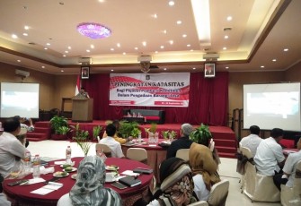 Plt Wali Kota Blitar Santoso Saat Memberikan Sambutan Dalam Acara Peningkatan Kapasitas Bagi Pejabat Pembuat Komitmen Dalam Pengadaan Barang Dan Jasa