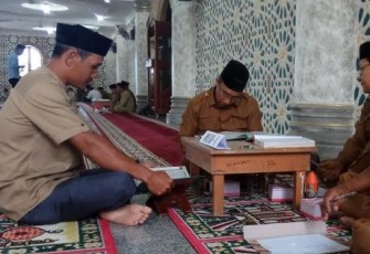 Salah seorang kandidat balon Kades di Aceh Singkil mengikuti uji tes baca Al Qur'an di Masjid Nurul Makmur.