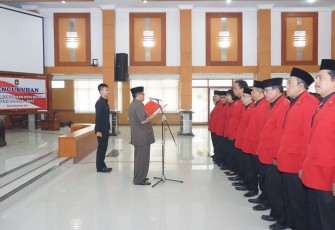 Plt Walikota Blitar Santoso melantik Dewan Pendidikan Kota Blitar Periode 2018-2023.