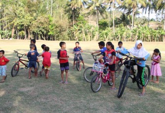 Keceriaan Anak-Anak Desa Cilibang Saat Akan Dibukanya TMMD 106