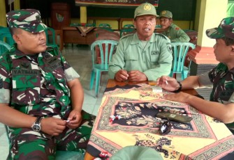 Babinsa Koramil 02 Jeruk Legi Berkoordinasi dengan Danton Linmas Cilibang dalam Pelaksanaan TMMD 106 Kodim Cilacap